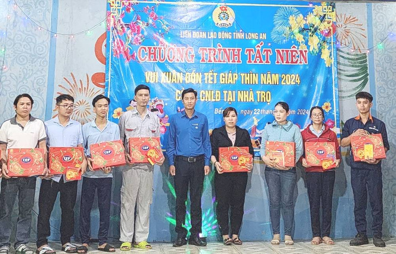 Quỹ CEP - Tổ chức tài chính vi mô tình thương tại Long An trao quà Tết cho công nhân tại khu nhà trọ Mười Phương (ấp 1, xã Mỹ, Bến Lức, Long An).