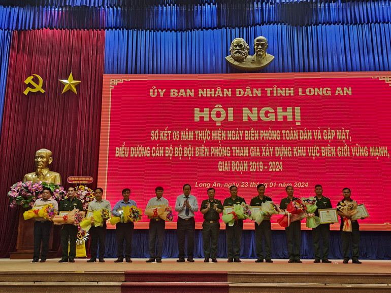 Lãnh đạo Bộ Tư lệnh Bộ đội Biên phòng và tỉnh Long An trao Bằng khen của Chủ tịch Ủy ban nhân tỉnh Long An cho các tập thể và cá nhân. Lãnh đạo Bộ Tư lệnh Bộ đội Biên phòng và tỉnh Long An trao Bằng khen của Chủ tịch Ủy ban nhân tỉnh Long An cho các tập thể và cá nhân.