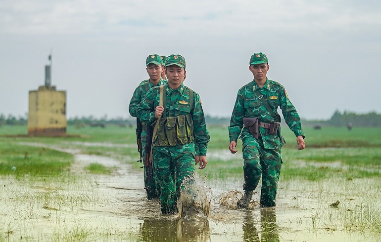 Lực lượng Biên phòng Long An tuần tra kiểm soát trên tuyến biên giới. Lực lượng Biên phòng Long An tuần tra kiểm soát trên tuyến biên giới.