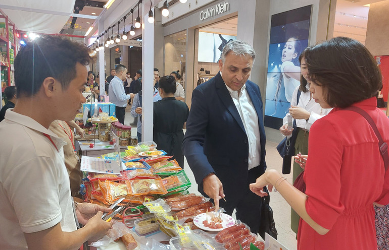 Doanh nhân và khách hàng Thái Lan tìm hiểu sản phẩm lạp xưởng của doanh nghiệp tỉnh Long An sản xuất.