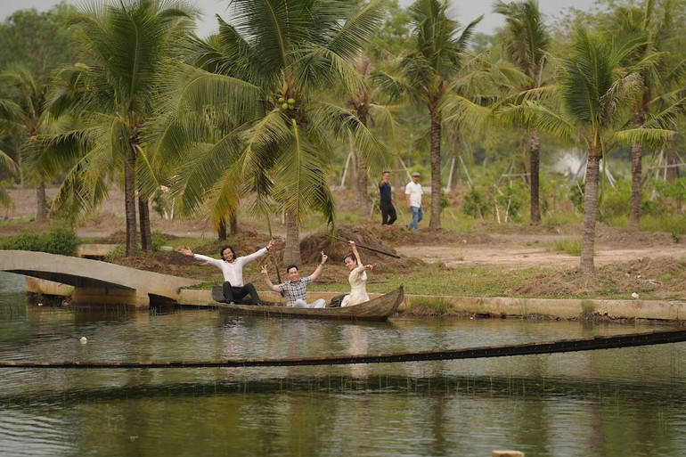 Du khách trải nghiệm tại Khu du lịch Mỹ Quỳnh, huyện Đức Hòa, tỉnh Long An.