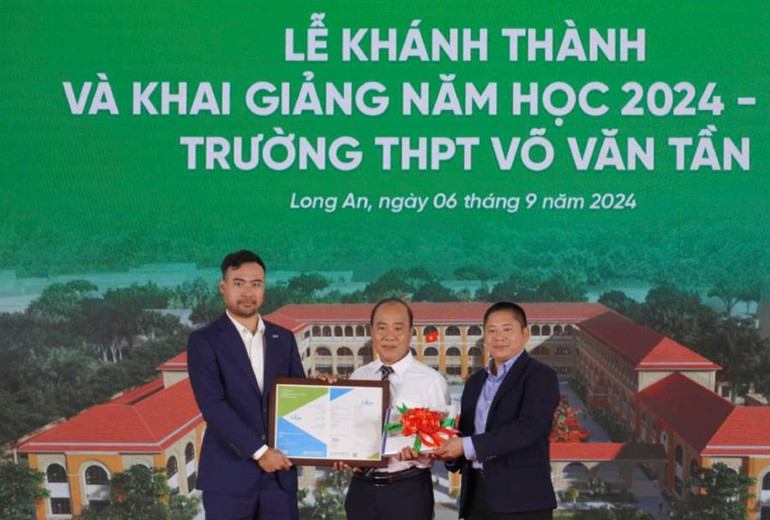 Đại diện Tổ chức Tài chính Quốc tế, một thành viên của nhóm Ngân hàng thế giới trao chứng chỉ Xanh cho nhà trường.
