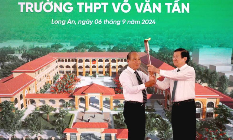 Nguyên Chủ tịch nước Trương Tấn Sang trao đuốc ngọn lửa truyền thống cho Hiệu trưởng nhà trường.