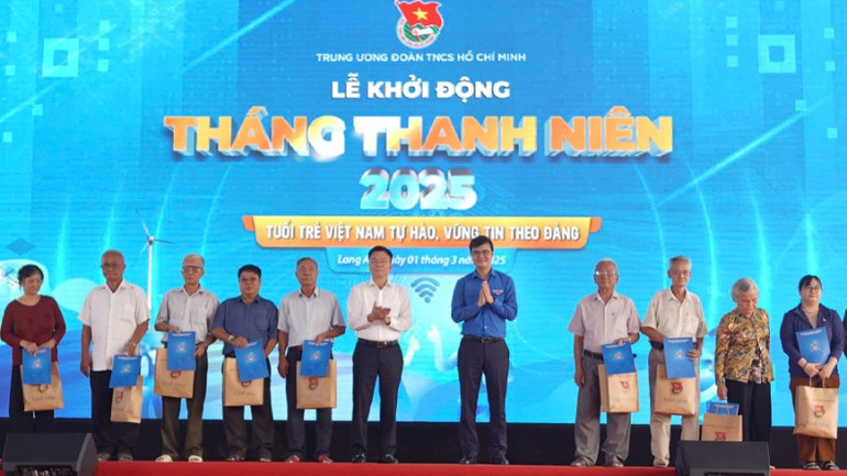 Phó Thủ tướng Chính phủ Lê Thành Long và Bí thư thứ nhất Ban Chấp hành Trung ương Đoàn Thanh niên Cộng sản Hồ Chí Minh Bùi Quang Huy trao quà cho các gia đình có hoàn cảnh khó khăn. Phó Thủ tướng Chính phủ Lê Thành Long và Bí thư thứ nhất Ban Chấp hành Trung ương Đoàn Thanh niên Cộng sản Hồ Chí Minh Bùi Quang Huy trao quà cho các gia đình có hoàn cảnh khó khăn.