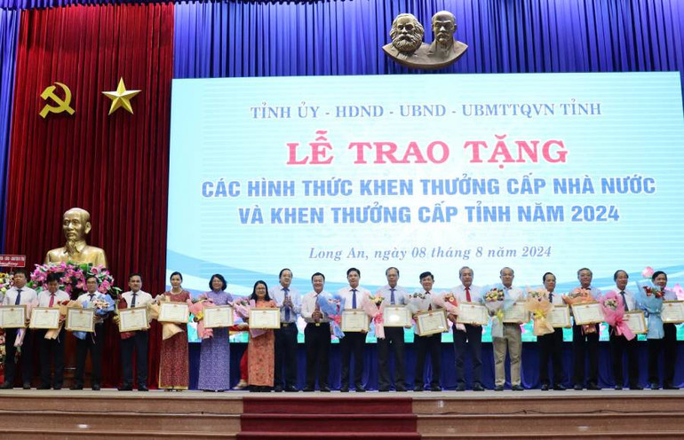 Lãnh đạo tỉnh Long An trao Bằng khen của Chủ tịch Ủy ban nhân dân tỉnh cho các cá nhân.