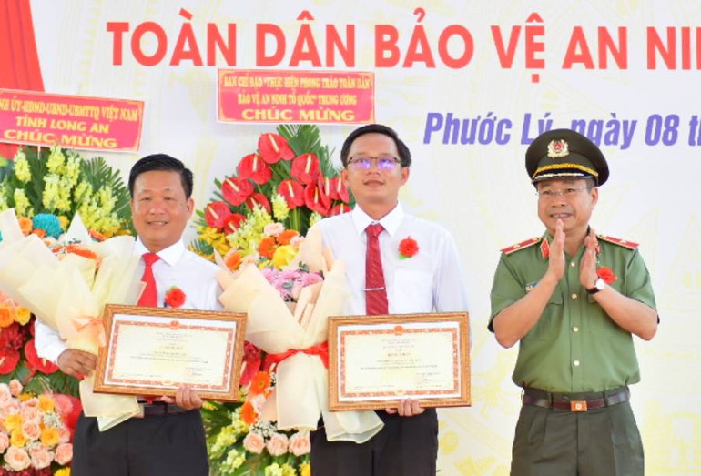 Đại diện Bộ Công an tặng bằng khen cho một tập thể và một cá nhân xã Phước Lý có thành tích xuất sắc trong phong trào toàn dân bảo vệ an ninh Tổ quốc.