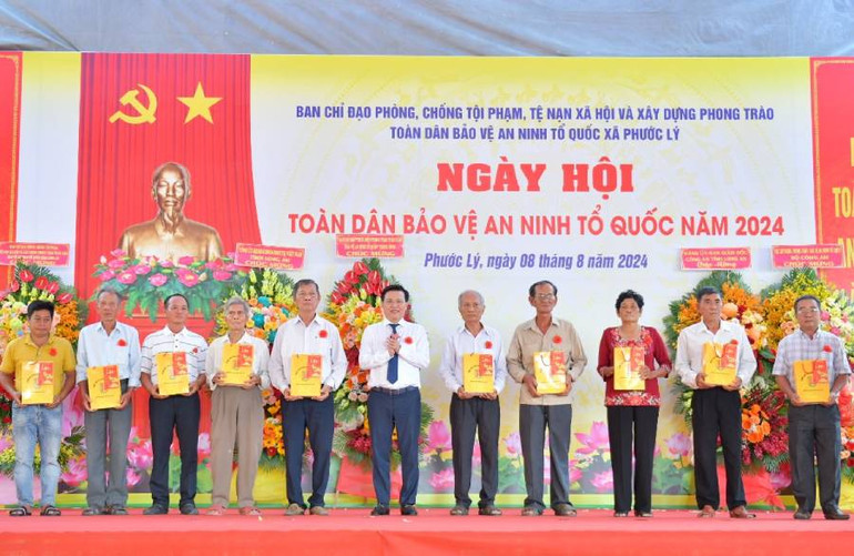 Lãnh đạo tỉnh Long An trao quà cho người dân có hoàn cảnh khó khăn trên địa bàn xã Phước Lý, huyện Cần Giuộc, Long An.