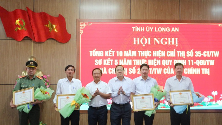 Lãnh đạo Tỉnh ủy và Ủy ban nhân dân tỉnh Long An trao Bằng khen và hoa chúc chúc mừng các tập thể.