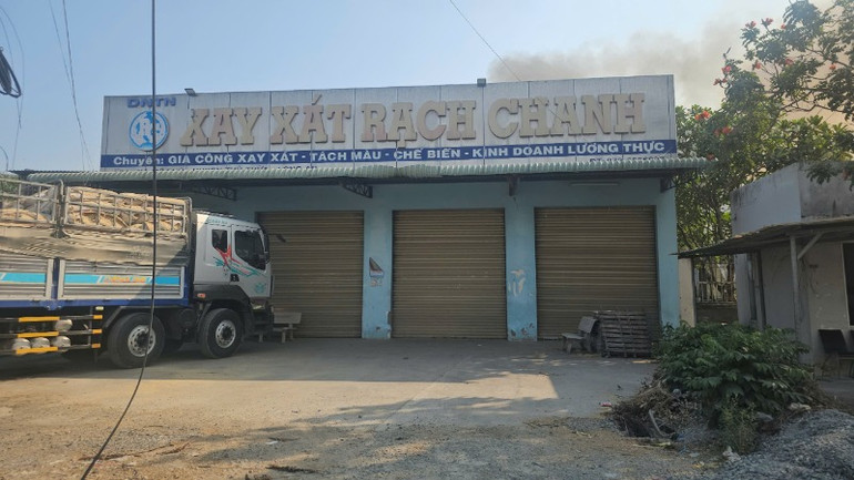 Cháy nhà kho nhà máy xay xát Rạch Chanh.