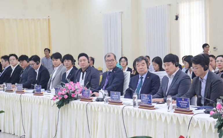 Lãnh đạo Tổng lãnh sự Hàn Quốc tại Thành phố Hồ Chí Minh, Ban lãnh đạo Kocham Long An và doanh nghiệp dự hội nghị.