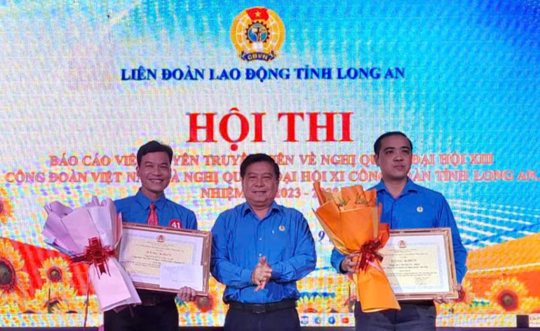 Lãnh đạo Liên đoàn Lao động tỉnh Long An trao thưởng cho hai thí sinh đạt giải Nhất.