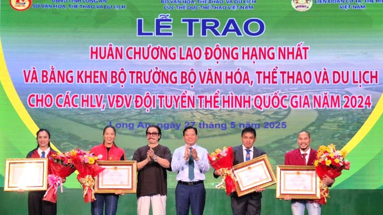 Lãnh đạo tỉnh Long An thừa ủy quyền của Chủ tịch nước, trao Huân chương Lao động hạng Nhất cho cá nhân là vận động viên và huấn luyện viên Đội tuyển Thể hình quốc gia.