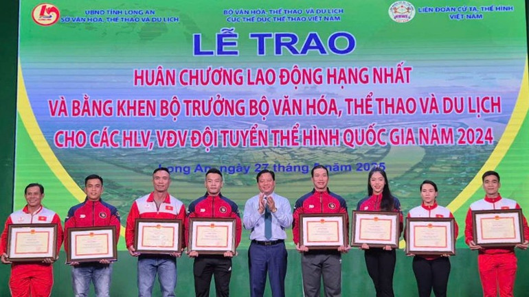 Lãnh đạo tỉnh Long An trao Bằng khen của Bộ trưởng Bộ Văn hóa, Thể thao và Du lịch cho các cá nhân là vận động viên và huấn luyện viên Đội tuyển Thể hình quốc gia.