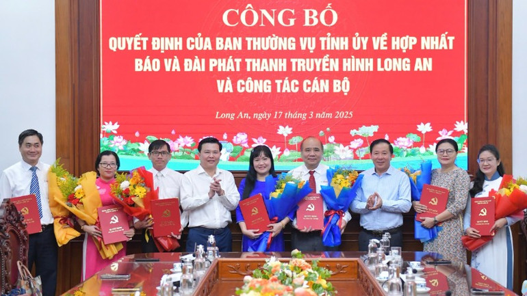 Lãnh đạo Tỉnh ủy và Ủy ban nhân tỉnh Long An trao Quyết định và hoa cho các cán bộ Báo và Đài Phát thanh-Truyền hình Long An.