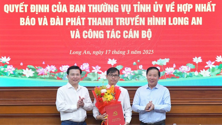 Lãnh đạo Tỉnh ủy và Ủy ban nhân tỉnh Long An trao Quyết định và hoa cho đồng chí Lê Hồng Phước, Tổng Biên tập Báo và Đài Phát thanh-Truyền hình Long An.