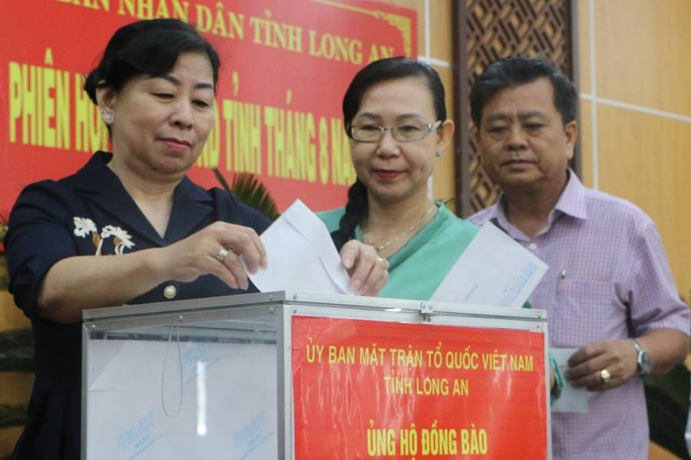 Lãnh đạo các các sở, ngành tỉnh đóng góp ủng hộ đồng bào bị thiệt hại do bão số 3 gây ra tại các tỉnh phía bắc.