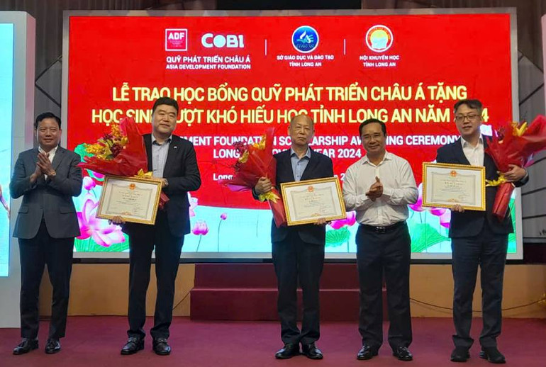 Lãnh đạo tỉnh Long An trao hoa và Bằng khen cho nhà tài trợ.