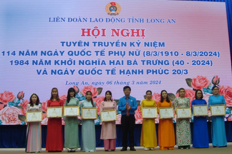 Lãnh đạo Liên đoàn Lao động Long An tặng Bằng khen của Chủ tịch Liên đoàn Lao động tỉnh cho các cá nhân “Giỏi việc nước, đảm việc nhà”.