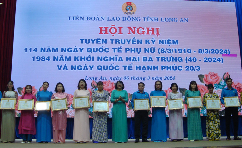 Lãnh đạo Liên đoàn Lao động Long An tặng Bằng khen của Chủ tịch Liên đoàn Lao động tỉnh cho các tập thể “Giỏi việc nước, đảm việc nhà”.