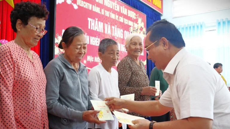 Bí thư Tỉnh ủy Long An Nguyễn Văn Được trao quà Tết cho người dân khó khăn khu vực biên giới huyện Mộc Hóa, Long An.