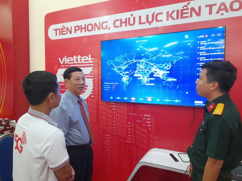 Giám đốc Sở Thông tin và Truyền thông Long An tham quan mô hình tiên phong, chủ lực kiến tạo xã hội của Vietell tại buổi họp mặt