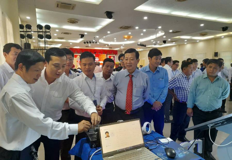 Đại biểu xem thiết bị đọc căn cước công dân của Mobifone trưng bày tại buổi họp mặt.