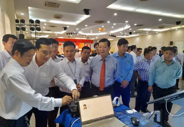 Đại biểu xem thiết bị đọc căn cước công dân của Mobifone trưng bày tại buổi họp mặt.