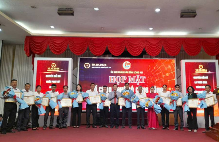 Lãnh đạo Sở Thông tin và Truyền thông Long An Nguyễn Bá Luân thay mặt Chủ tịch ủy ban nhân dân tỉnh trao Bằng khen cho các tập thể.