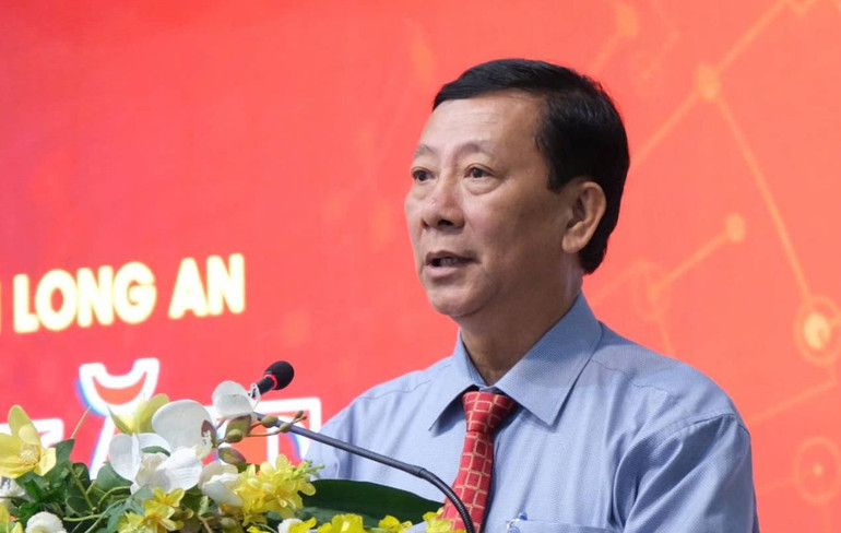 Giám đốc Sở Thông tin và Truyền thông Long An Nguyễn Bá Luân phát biểu tại buổi họp mặt.