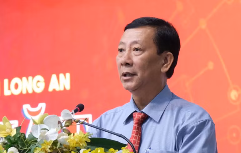 Giám đốc Sở Thông tin và Truyền thông Long An Nguyễn Bá Luân phát biểu tại buổi họp mặt.