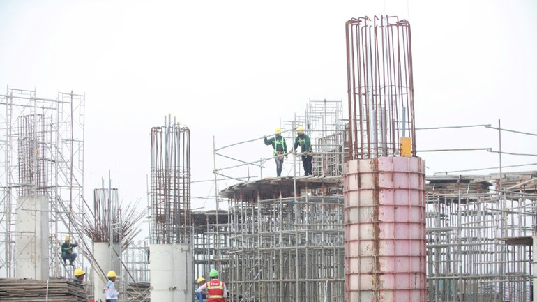 Công nhân đang thi công phần đường Vành đai 3-Thành phố Hồ Chí Minh đoạn qua Long An.