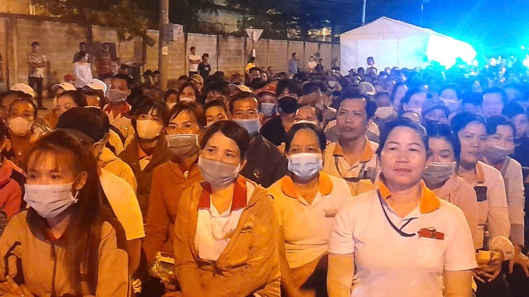 Đoàn viên công đoàn, người lao động tham dự chương trình chợ Tết công đoàn và nhận quà Tết.