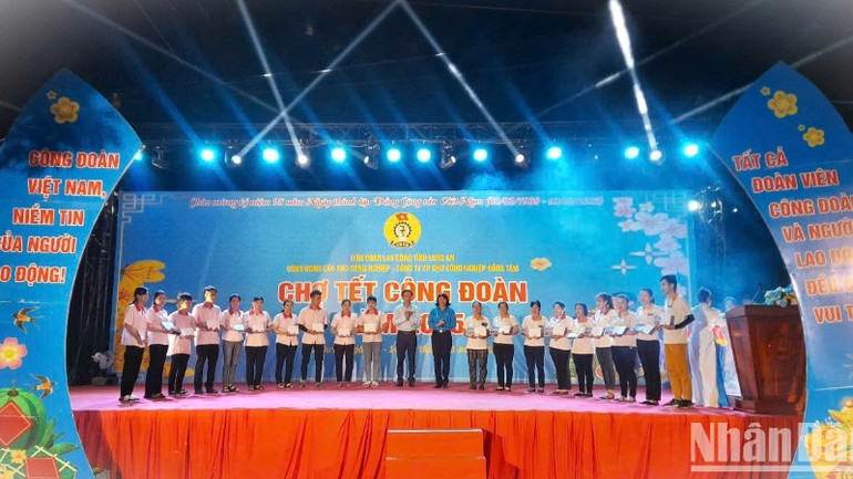 Lãnh đạo Liên đoàn Lao động tỉnh và Ban quản lý Khu công nghiệp trao quà Tết cho người lao động.