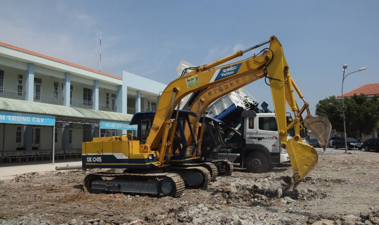 Đơn vị xây dựng đã tập kết đủ thiết bị cho việc xây dựng trường sau lễ động thổ.