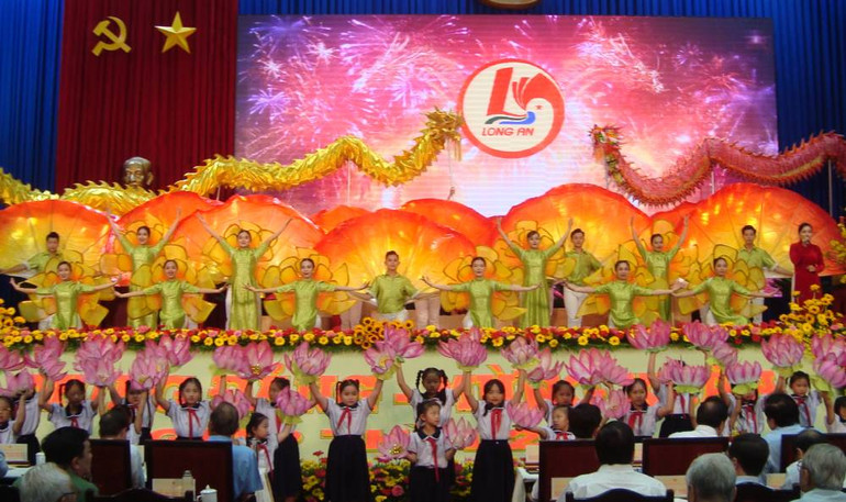 Chương trình biểu diễn nghệ thuật ngày họp mặt mừng Đảng-mừng Xuân Giáp Thìn năm 2024.