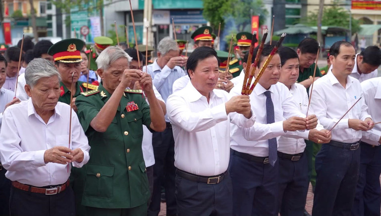 Lãnh đạo tỉnh, nguyên lãnh đạo tỉnh Long An qua các thời kỳ dâng hương kỷ niệm 75 năm Chiến thắng trận Mộc Hóa.