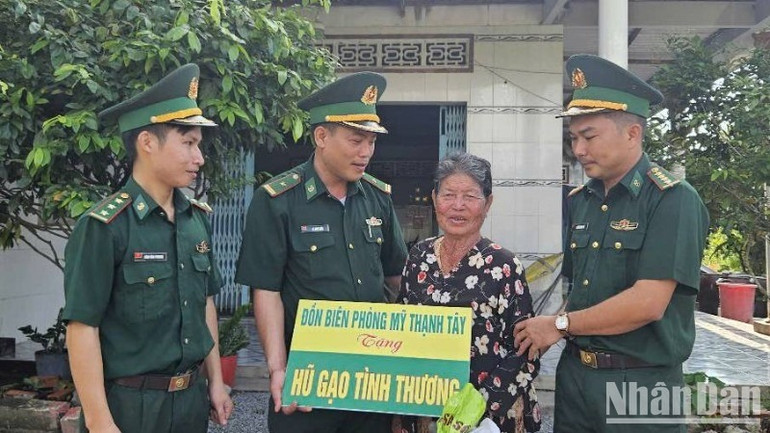 Mô hình Hũ gạo tình thương do Đồn Biên phòng Mỹ Thạnh Tây (Đức Huệ, Long An) thực hiện đã giúp gia đình chính sách, hộ dân có hoàn cảnh luôn no bụng.