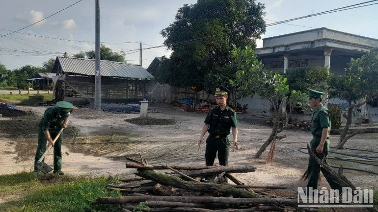 Cán bộ chiến sĩ Đồn Biên phòng Mỹ Thạnh Tây (Đức Huệ, Long An) giúp dân làm sạch cảnh quan môi trường trong thôn khu vực biên giới.