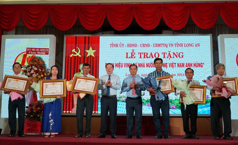 Lãnh đạo Tỉnh ủy và Ủy ban nhân dân tỉnh Long An tặng danh hiệu “Bà mẹ Việt Nam Anh hùng” cho thân nhân các bà mẹ. Lãnh đạo Tỉnh ủy và Ủy ban nhân dân tỉnh Long An tặng danh hiệu “Bà mẹ Việt Nam Anh hùng” cho thân nhân các bà mẹ.