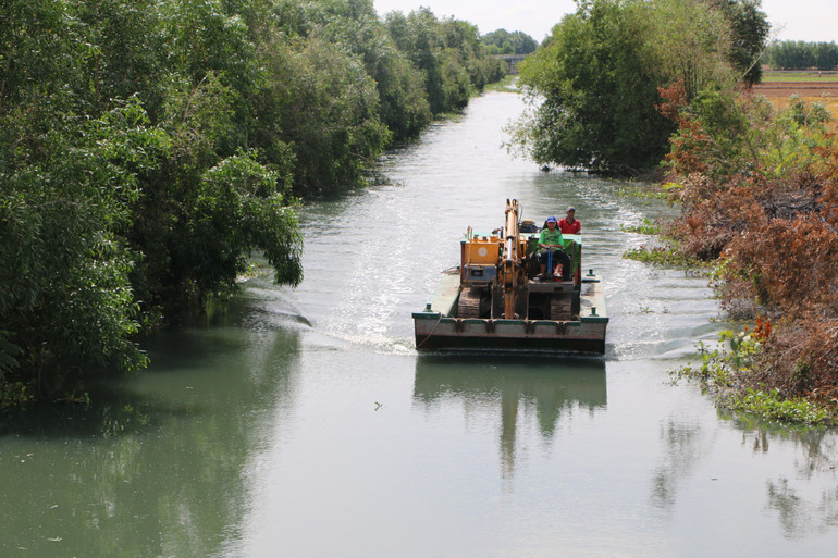 Nước ngọt trên dòng kênh 20 bị ô nhiễm nghiêm trọng, bốc mùi thối, người dân không dám lấy nước lên ruộng để xuống giống vụ hè thu.