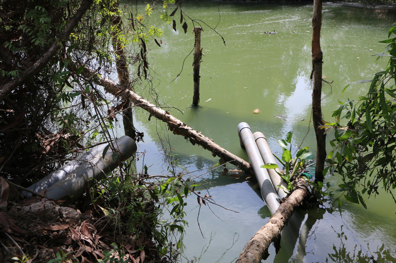 Ống dẫn nước thải từ Nhà máy sản xuất phân bón ra kênh thủy lợi La Khoa.