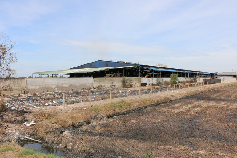 Nhà máy sản xuất phân bón hữu cơ (Công ty Trách nhiệm hữu hạn An Hưng Nông) trực tiếp xả nước thải chưa qua xử lý ra kênh thủy lợi La Khoa làm ô nhiễm nước ngọt.