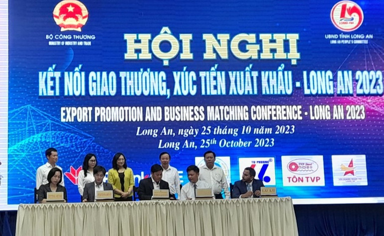 Lãnh đạo Bộ Công thương và tỉnh Long An chứng kiến ký kết giao thương, xúc tiến xuất khẩu của Sở Công thương Long An với các doanh nghiệp.