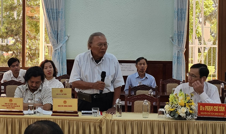 Nhà điêu khắc Võ Công Chiến phát biểu tại buổi tọa đàm và phát động cuộc thi mẫu phác thảo Tượng đài chiến thắng tại Di tích lịch sử Ngã tư Rạch Kiến.