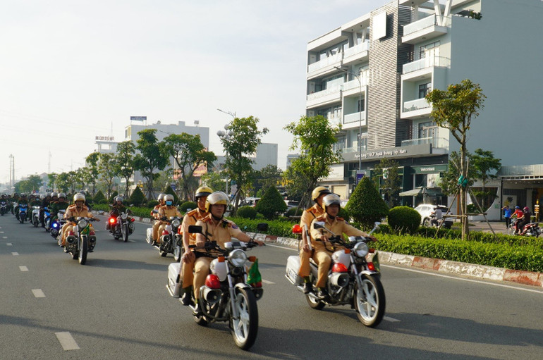 Lực lượng Cảnh sát giao thông Long An ra quân trấn áp tội phạm trong, trước và sau Tết Nguyên đán 2024.
