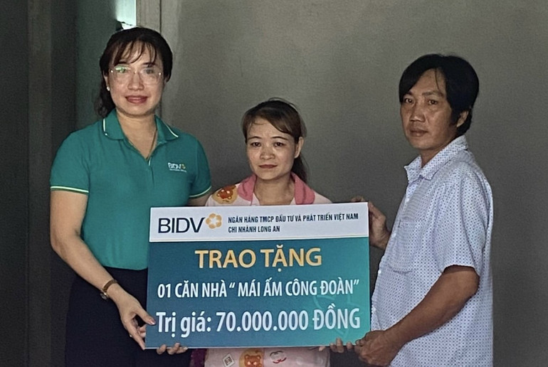 Nhà tài trợ trao tặng tiền hỗ trợ cho người lao động xây nhà. Nhà tài trợ trao tặng tiền hỗ trợ cho người lao động xây nhà.