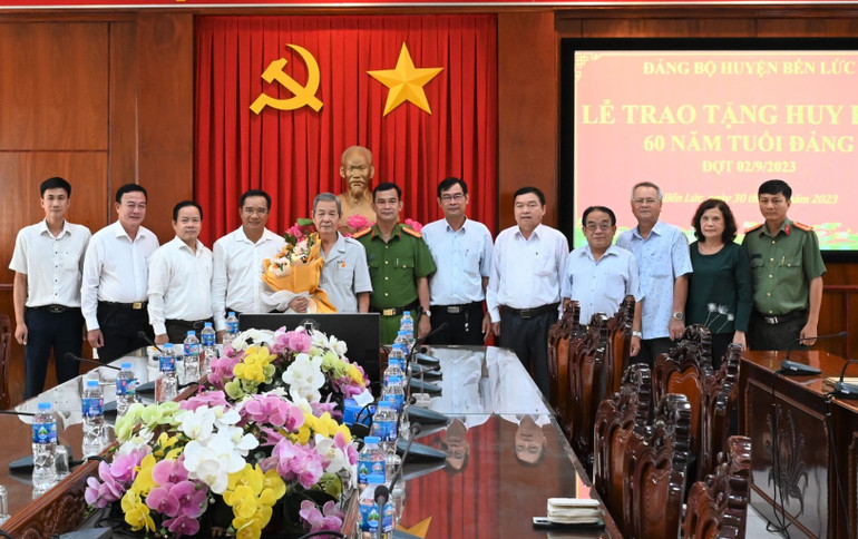 Đoàn công tác Tỉnh ủy, Huyện ủy Bến Lức tổ chức lễ trao Huy hiệu 60 năm tuổi Đảng cho đồng chí Phạm Thanh Phong.