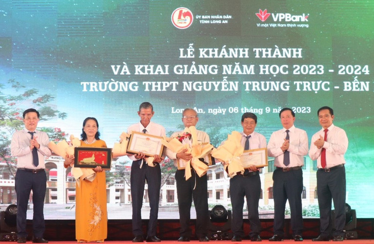 Lãnh đạo tỉnh Long An trao Bằng khen cho 4 hộ dân có đất ảnh hưởng từ dự án xây trường. Lãnh đạo tỉnh Long An trao Bằng khen cho 4 hộ dân có đất ảnh hưởng từ dự án xây trường.