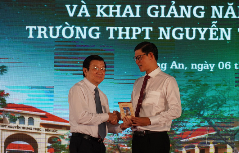 Nguyên Chủ tịch nước Trương Tấn Sang trao sách Tiểu sử Nguyễn Trung Trực cho thầy Đàm Văn Tuyến, Hiệu trưởng Trường Trung học phổ thông Nguyễn Trung Trực. Nguyên Chủ tịch nước Trương Tấn Sang trao sách Tiểu sử Nguyễn Trung Trực cho thầy Đàm Văn Tuyến, Hiệu trưởng Trường Trung học phổ thông Nguyễn Trung Trực.
