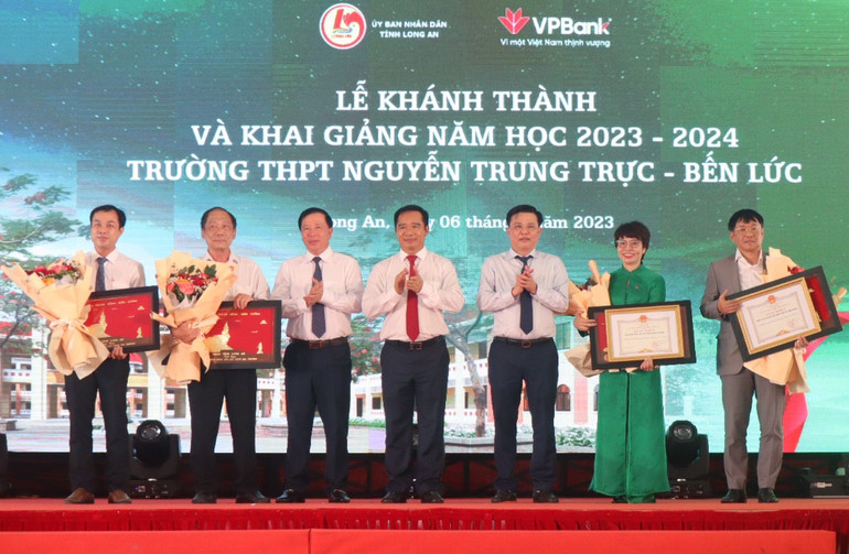 Lãnh đạo tỉnh Long An trao Bằng khen cho 4 tập thể đóng góp công sức và kinh phí xây trường. Lãnh đạo tỉnh Long An trao Bằng khen cho 4 tập thể đóng góp công sức và kinh phí xây trường.